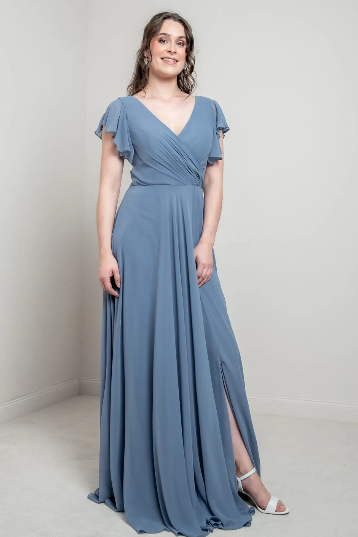 Abendkleid in Dusty Blue mit Flügelärmeln | Glam & Grace