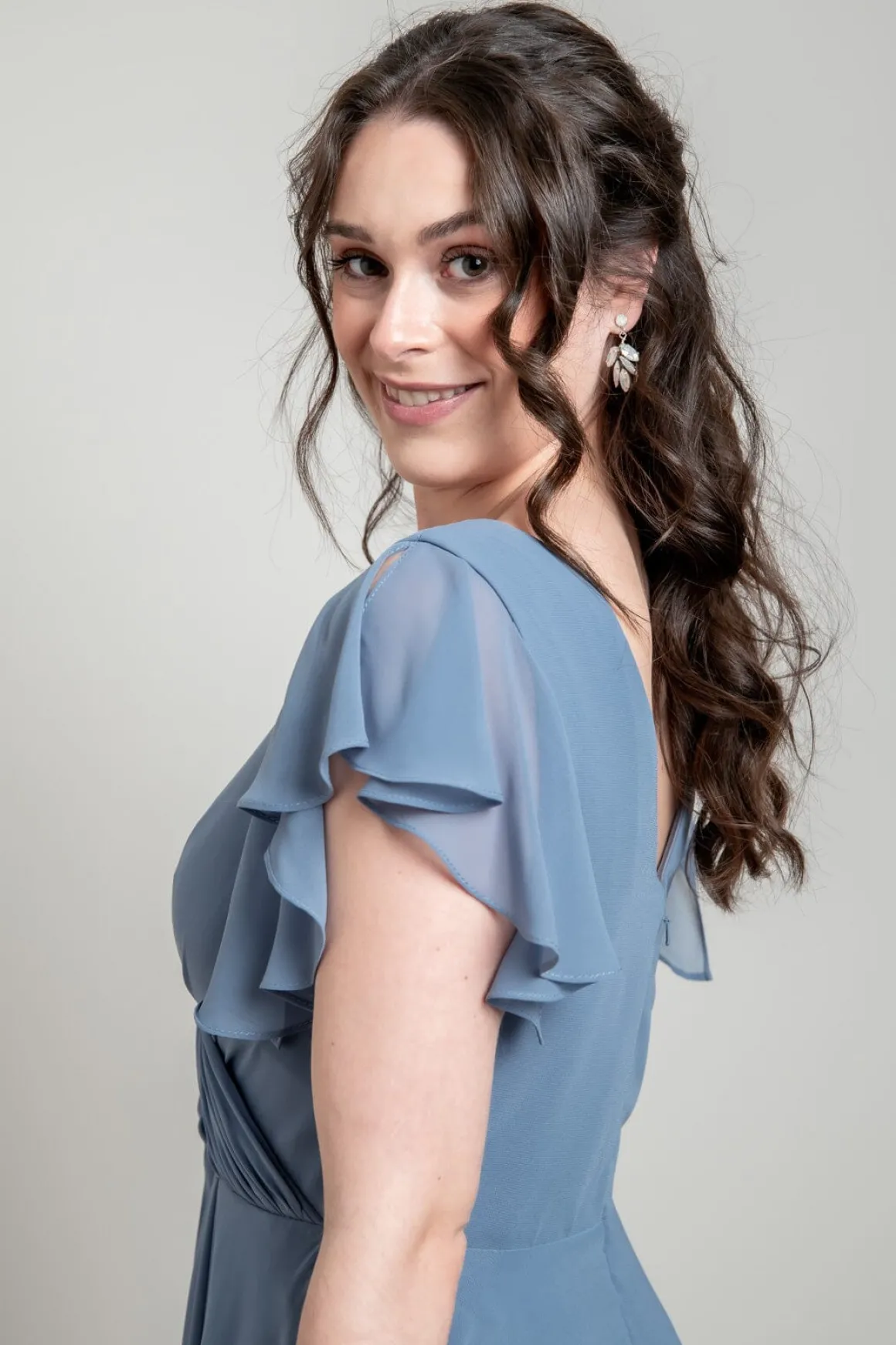 Abendkleid in Dusty Blue mit Flügelärmeln | Glam & Grace