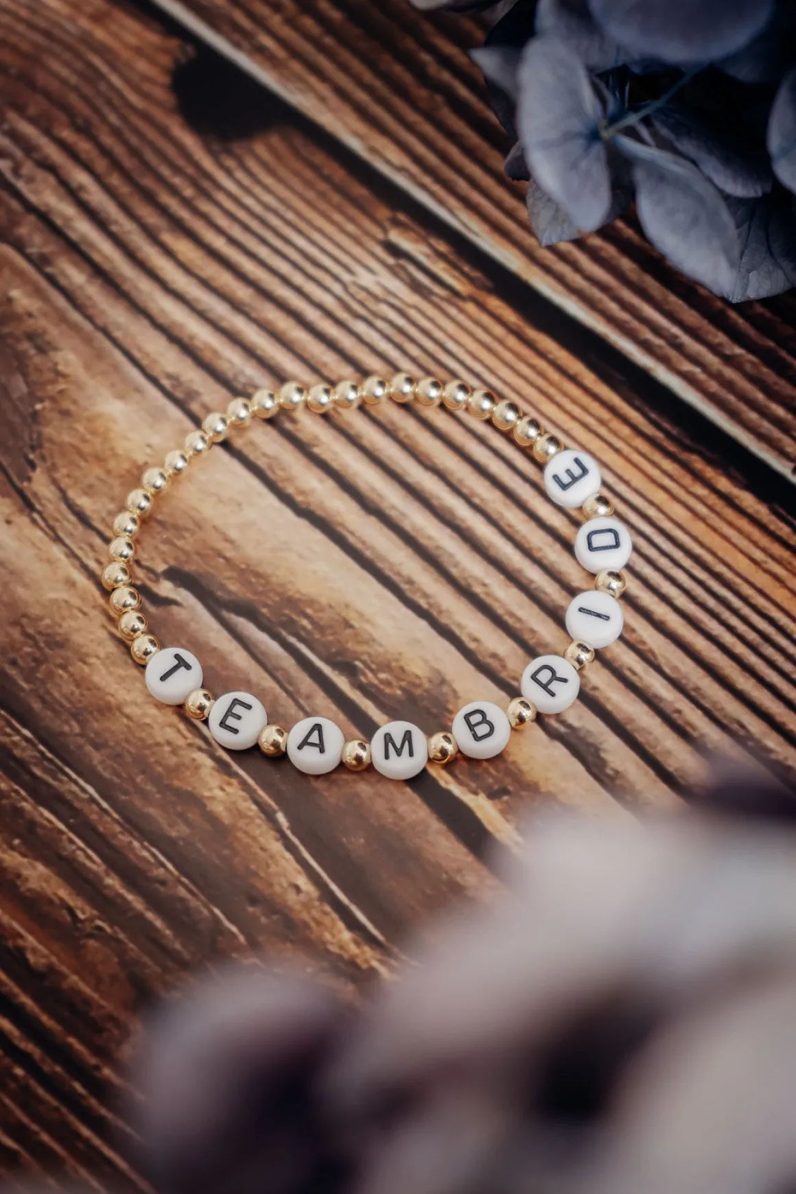 Armband mit goldfarbenen Perlen "Team Bride"