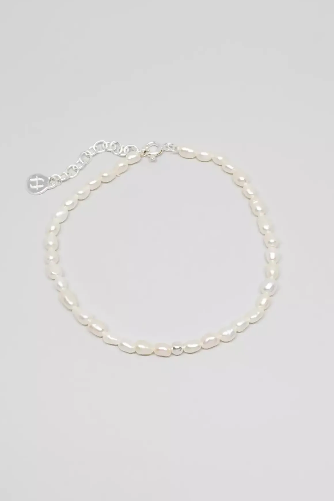 Armband mit kleinen Süßwasserperlen und Detail-Perle