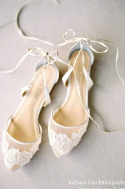 Flache Brautschuhe mit Spitze – Alicia Ivory Bella Belle Shoes