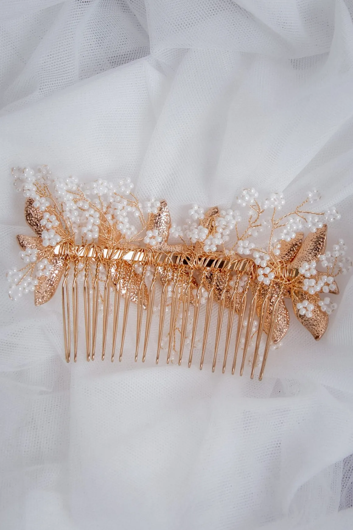 Glamouröser Haarkamm mit weißen Perlen und goldenen Blättern