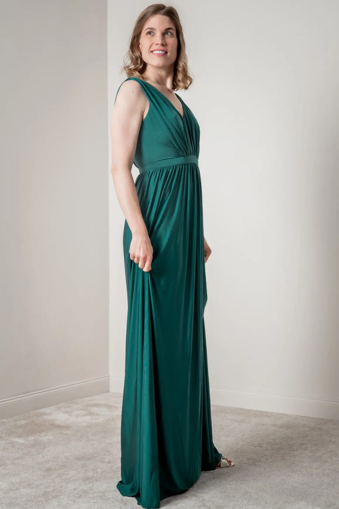 Grünes Brautjungfernkleid mit V-Ausschnitt | Eliza & Ethan