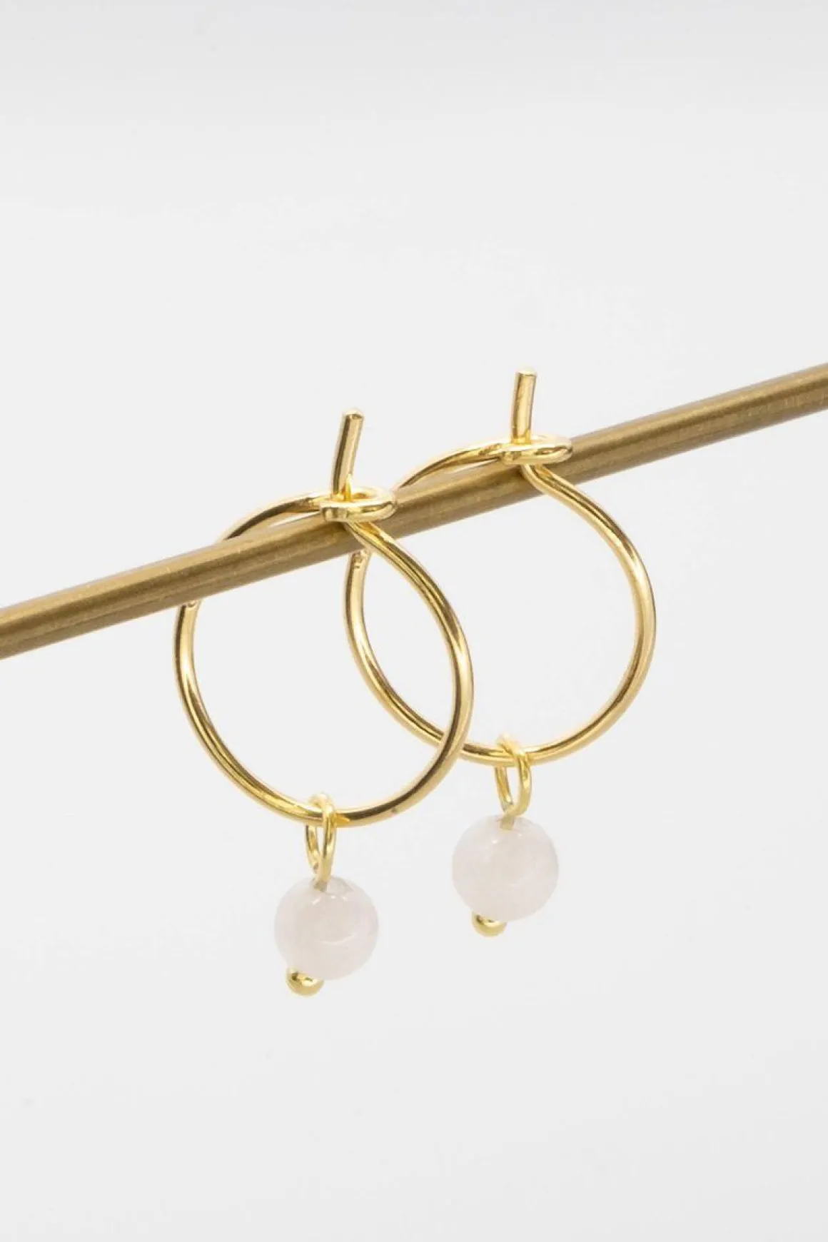Kleine Creolen mit Anhängern aus Halbedelstein oder Perlen – Gemstone Hoops