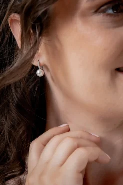 Kleine Ohrhänger mit Strass und Schmuckperle