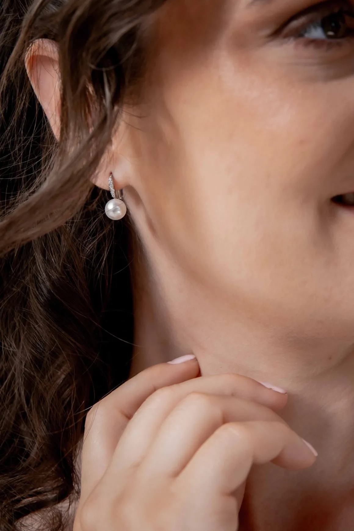 Kleine Ohrhänger mit Strass und Schmuckperle