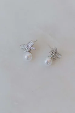 Kleine Ohrstecker mit Kristallschleife und Perle