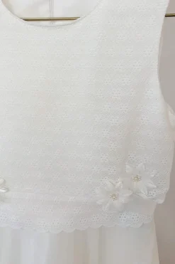 Kommunionkleid mit Glitzer und Blütenverzierung