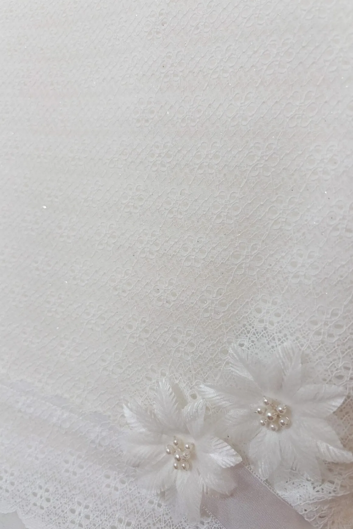 Kommunionkleid mit Glitzer und Blütenverzierung