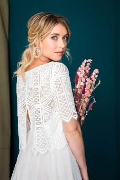 Kurzarm-Jäckchen aus Boho-Spitze in Ivory – Calista noni