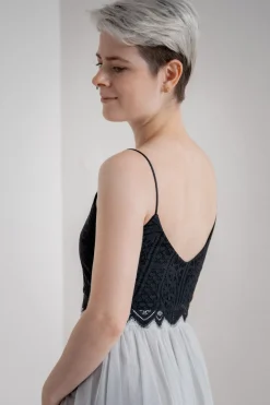 Kurzes Boho Top mit Bogenkante – Calista Cropped Black noni