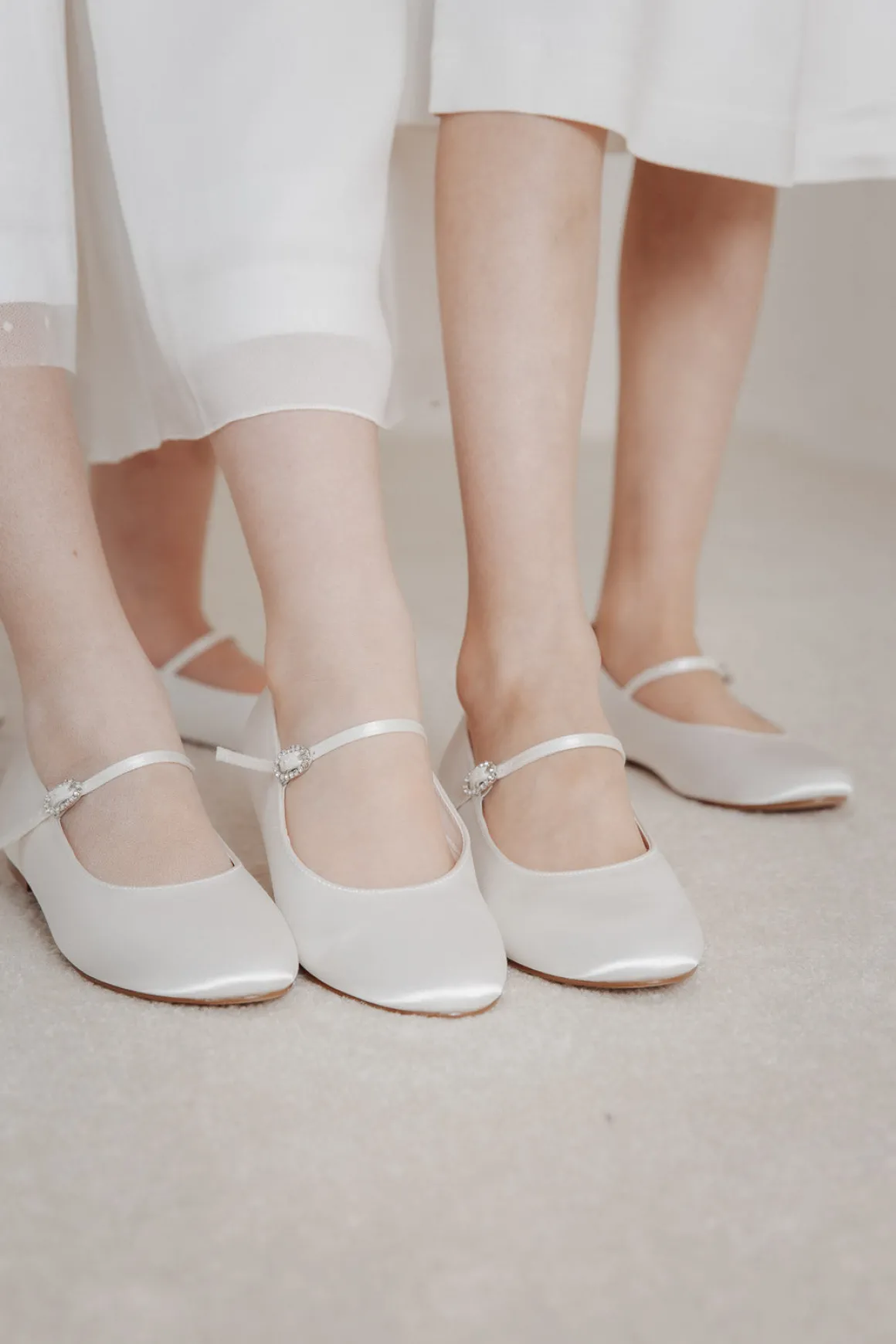 Mädchenballerinas mit Glitzerschnalle – Binx Ivory Satin