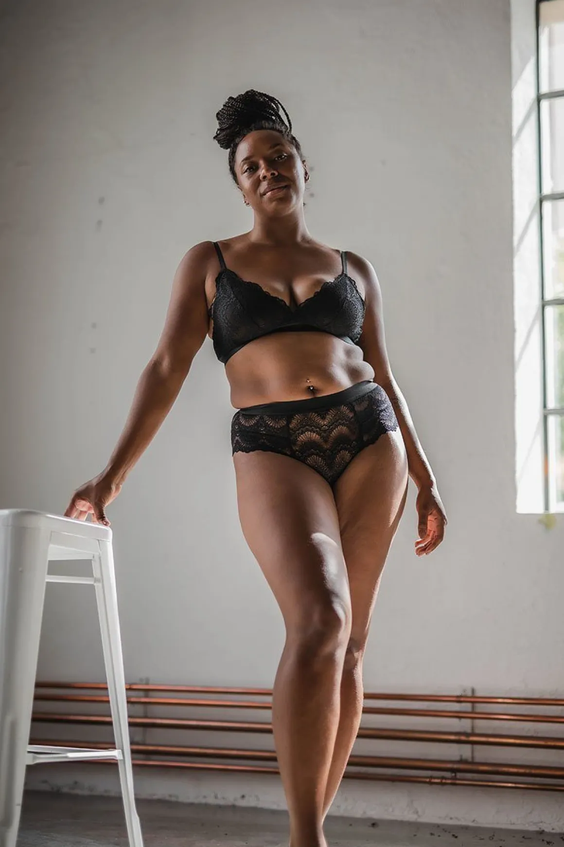 Schwarzer Spitzen-String im High-Waist-Look