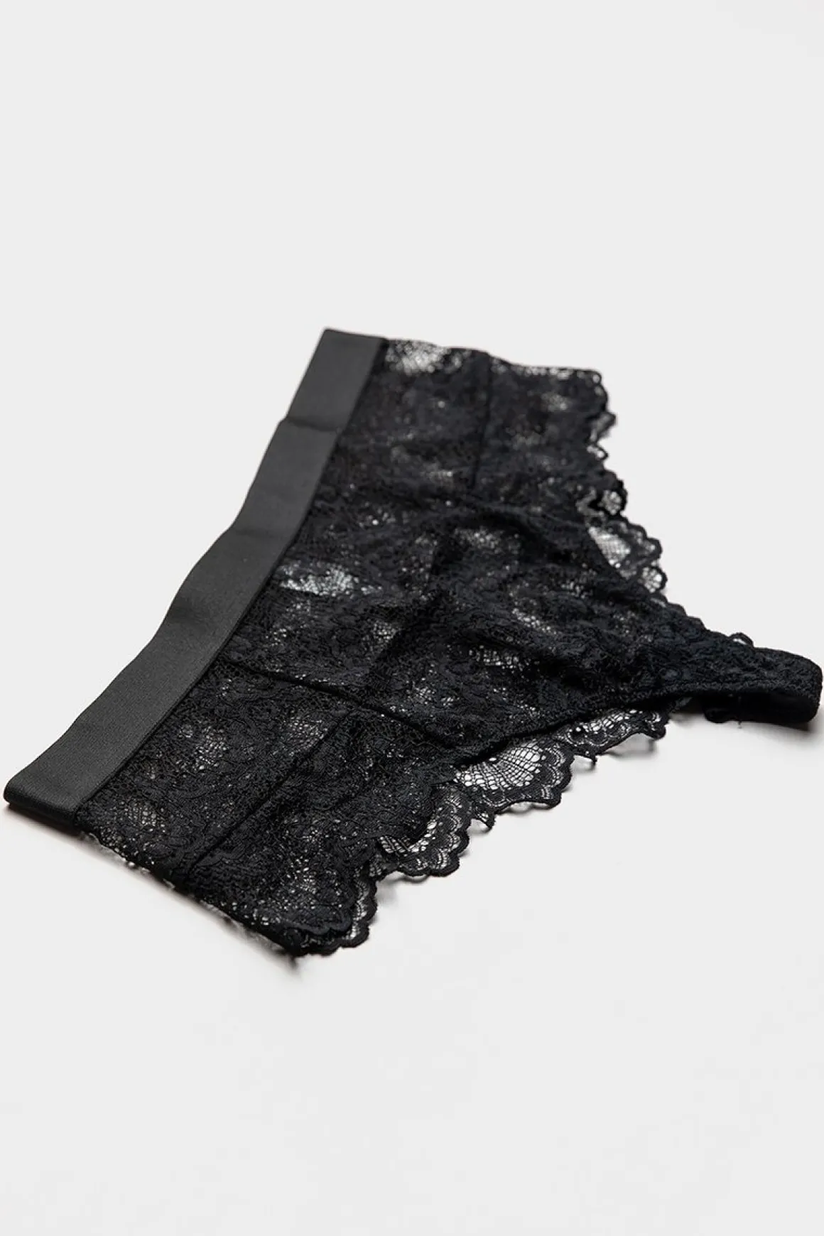 Schwarzer Spitzen-String im High-Waist-Look