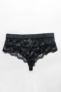 Schwarzer Spitzen-String im High-Waist-Look
