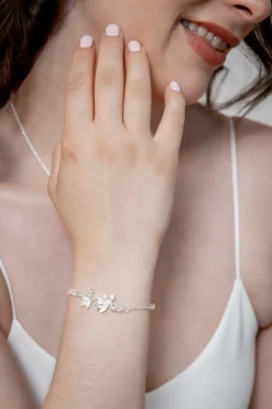Silbernes Armband mit Blätterdetails und Strass