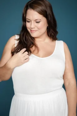 V-Ausschnitt Top aus Viskose-Seide in Ivory - noni Curvy