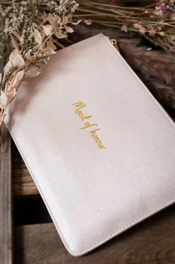 Vegane Clutch mit goldenem Schriftzug "Maid of honour" – Katie Loxton