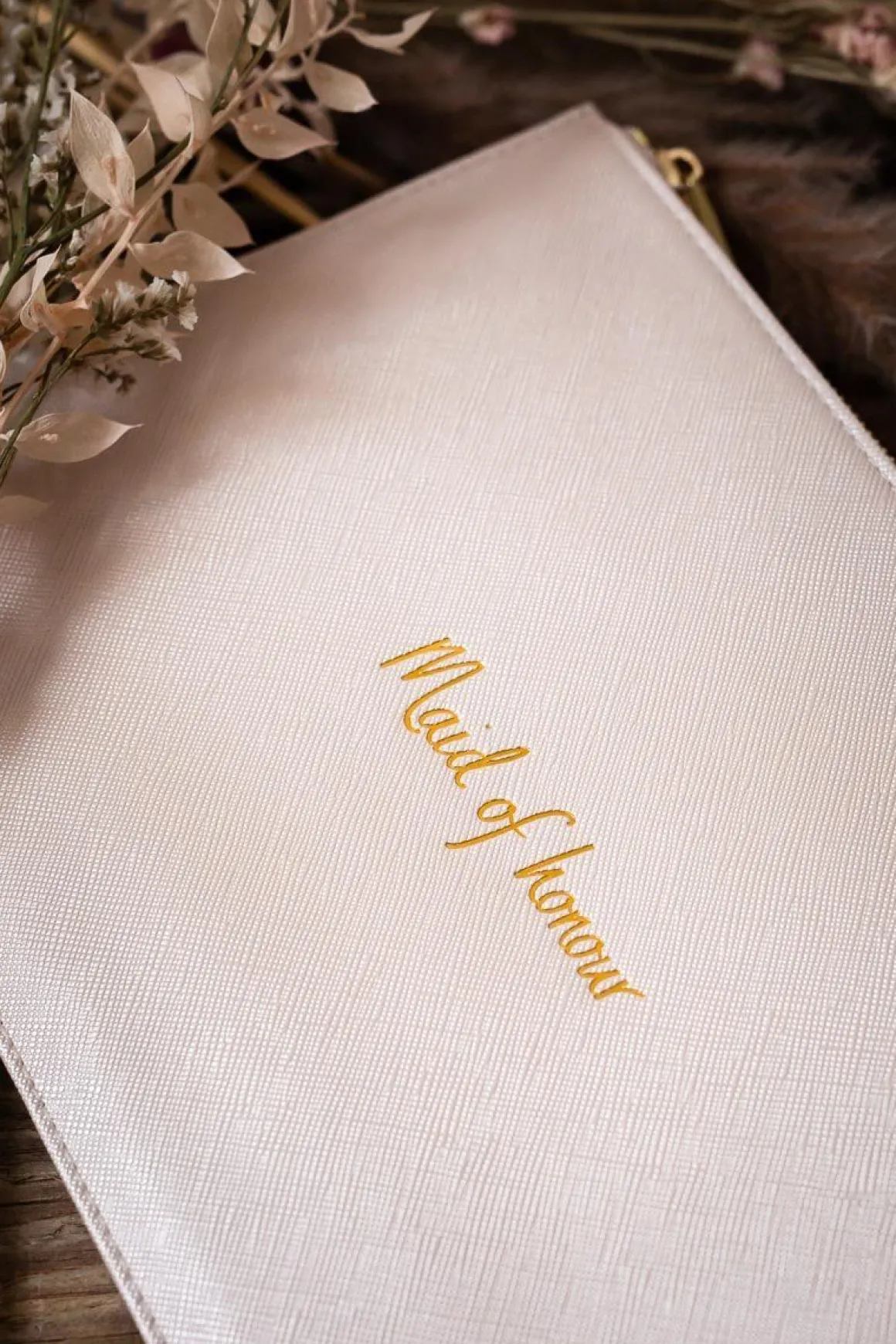 Vegane Clutch mit goldenem Schriftzug "Maid of honour" – Katie Loxton