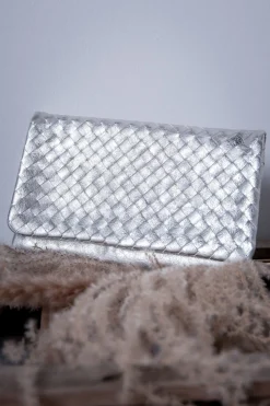 Weißgoldene Leder-Clutch in Flechtoptik – Abro