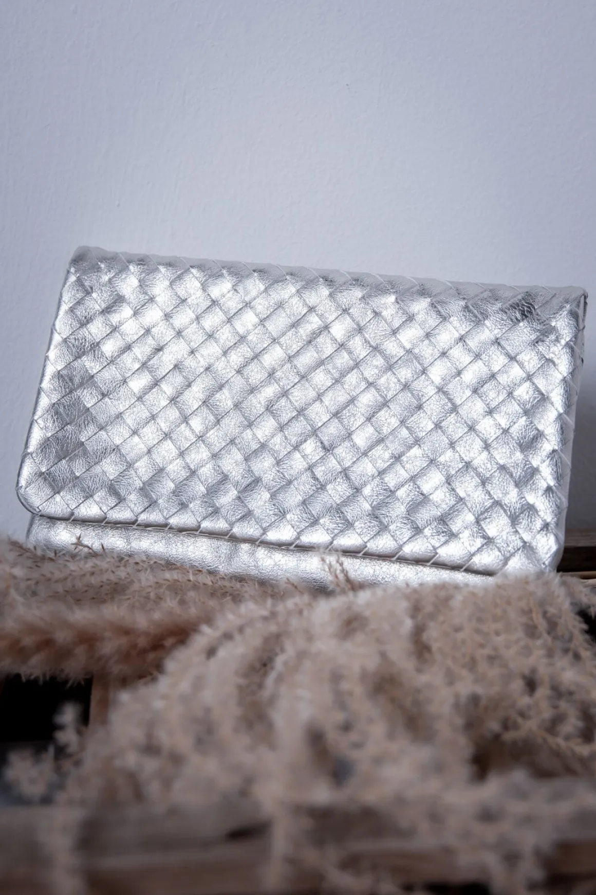 Weißgoldene Leder-Clutch in Flechtoptik – Abro