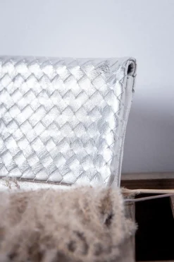 Weißgoldene Leder-Clutch in Flechtoptik – Abro