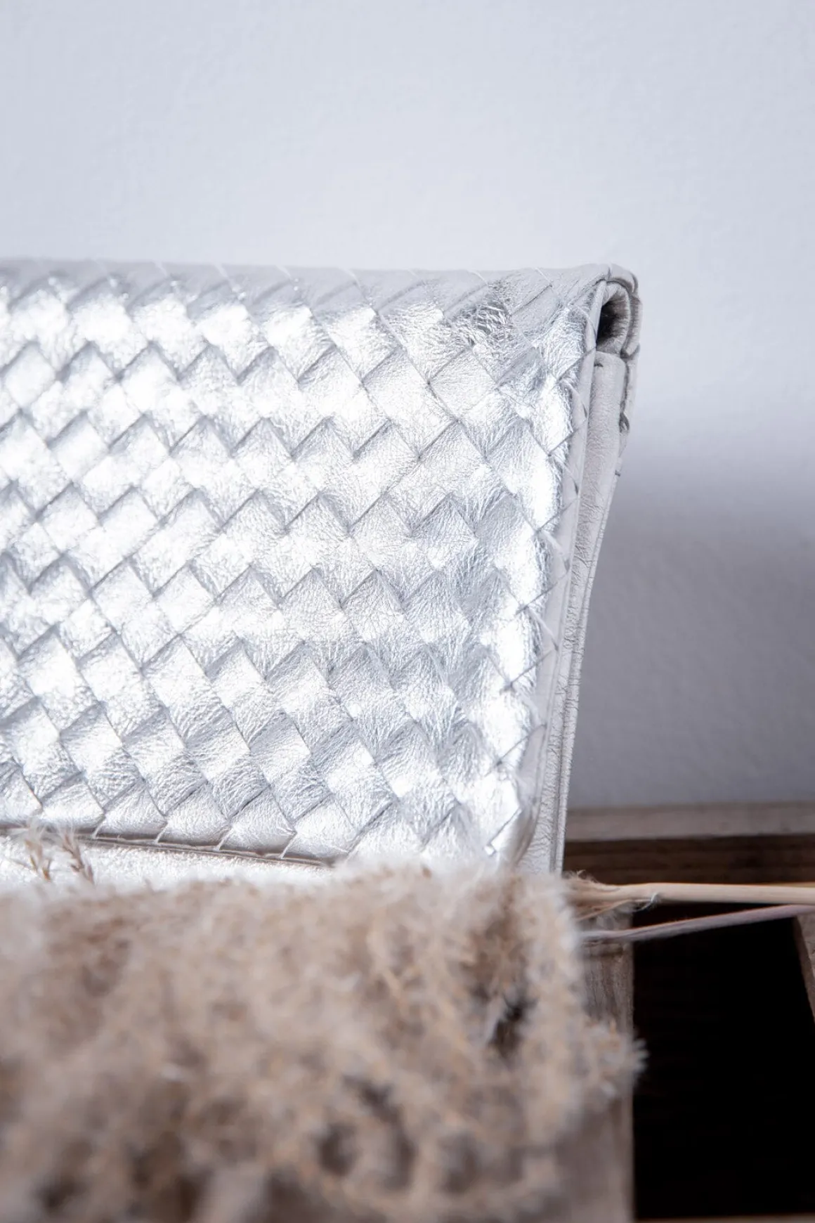 Weißgoldene Leder-Clutch in Flechtoptik – Abro