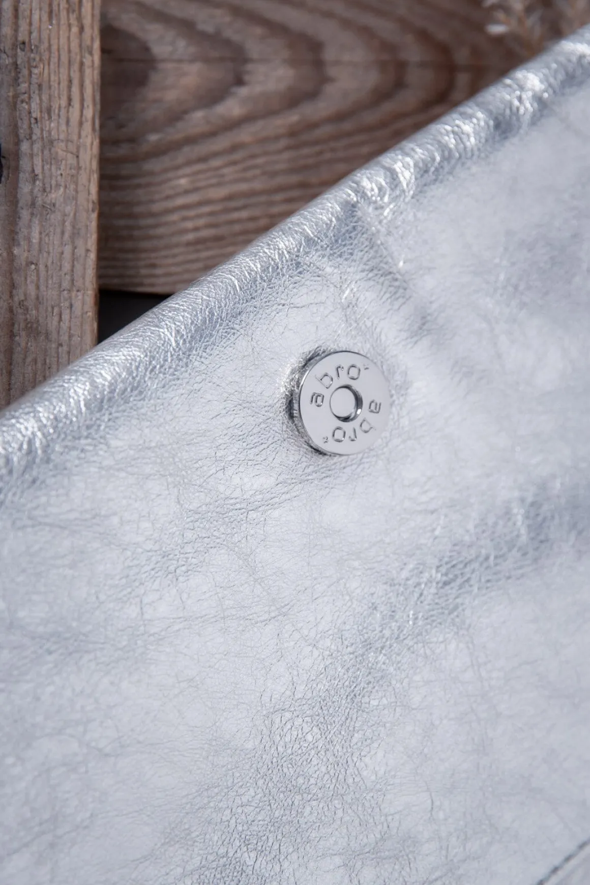Weißgoldene Leder-Clutch in Flechtoptik – Abro